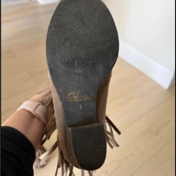 Sbicca Suede Leather Fringe Bootie in great condition! Size: 7, color: taupe - Picture 2 of 2